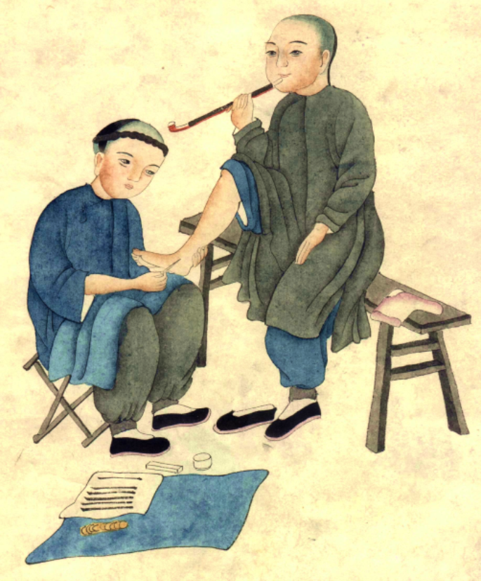 Personnage chinois massant les pieds de quelqu'un